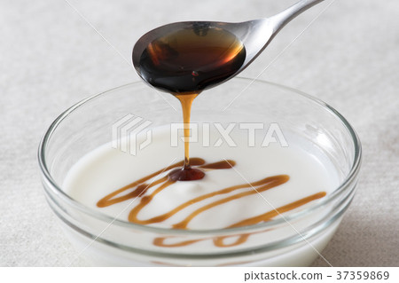 Add honey to plain yogurt 37359869