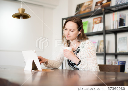 Lifestyle foreigner woman 37360980