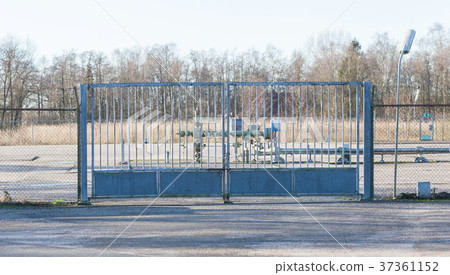 Big metal fence 37361152