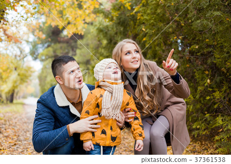 family walk in the forest in autumn birds 37361538