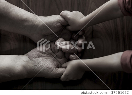 把手放在一起的家庭 把手放在一起的家庭 37361622