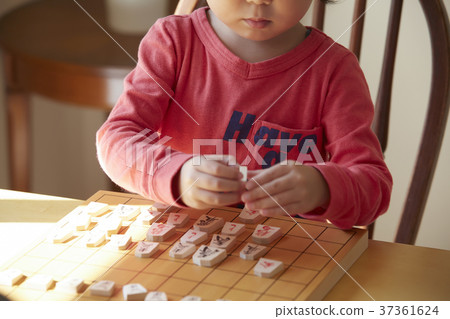 Children playing shogi 37361624