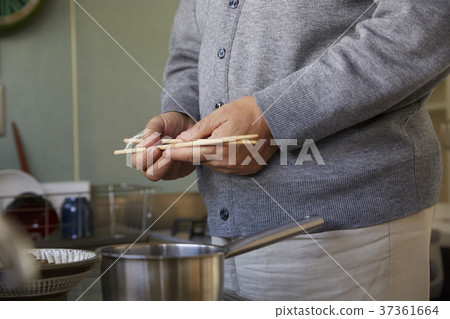 Senior cooking Senior cooking 37361664