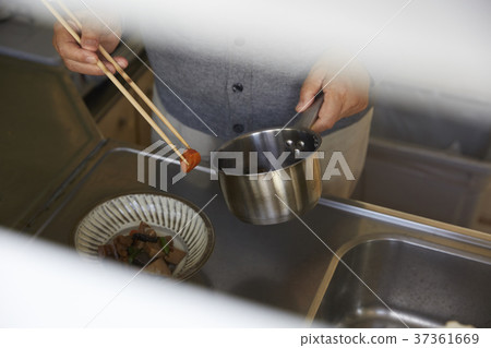 Senior cooking Senior cooking 37361669