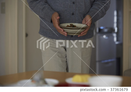Senior preparing food Senior preparing food 37361679
