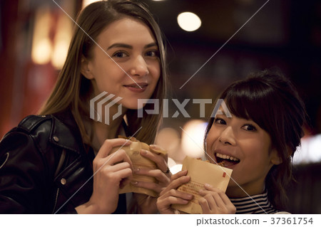 在淺草吃飯和散步的婦女 在淺草吃飯和散步的婦女 37361754