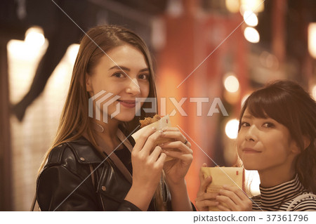 Foreign women and Japanese women sightseeing Tokyo at night Foreign women and Japanese women sightseeing Tokyo at night 37361796