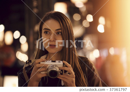 Foreign women sightseeing Tokyo at night Foreign women sightseeing Tokyo at night 37361797