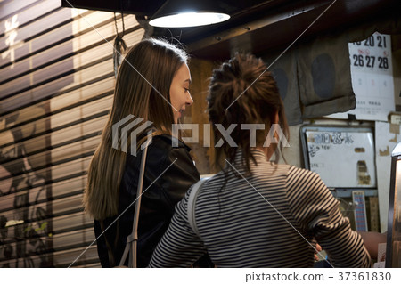 Foreign women and Japanese women sightseeing Tokyo at night 37361830