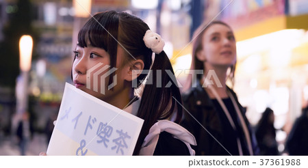 Tokyo's Crowded Maids 37361988