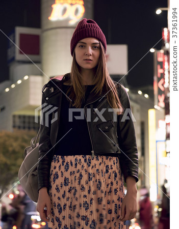 Foreign women sightseeing Tokyo at night 37361994