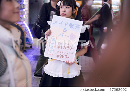 Tokyo's Crowded Maids 37362002