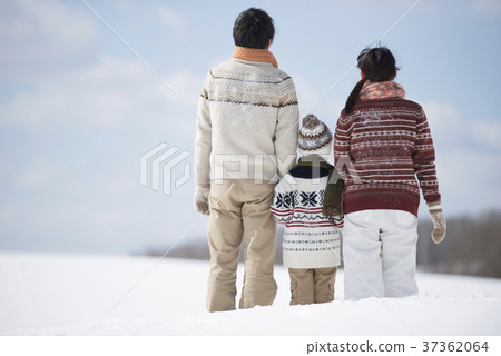 握手的家庭的後面在多雪的領域 37362064