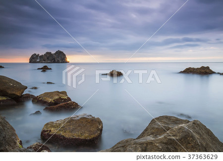 Sunrise over the sea Sunrise over the sea 37363629