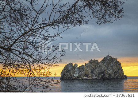 Sunrise over the sea Sunrise over the sea 37363631