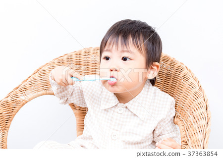 ! Dental image Toddler tooth brushing with mother 37363854