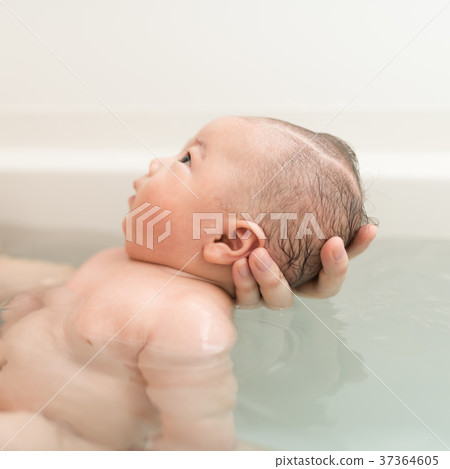 嬰孩沐浴生活方式圖像照片 37364605