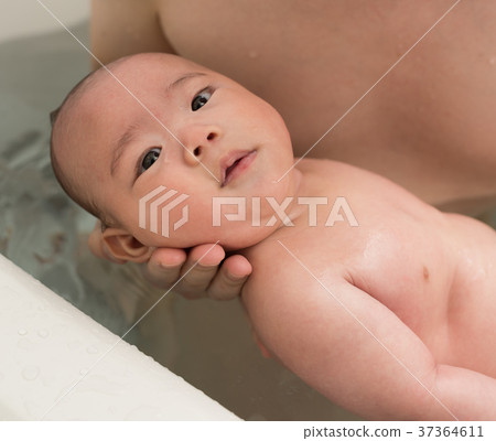 Baby bathing lifestyle image photo 37364611
