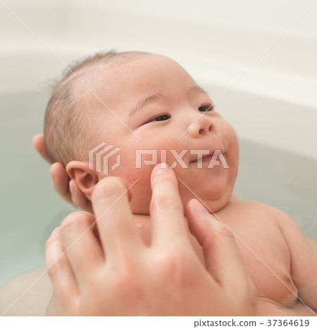 Baby bathing lifestyle image photo 37364619