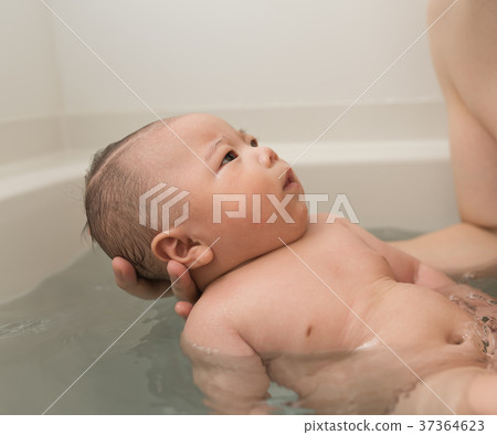 嬰孩沐浴生活方式圖像照片 37364623