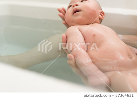 Baby bathing lifestyle image photo 37364631