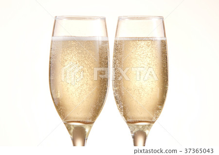 sparkling wine 37365043