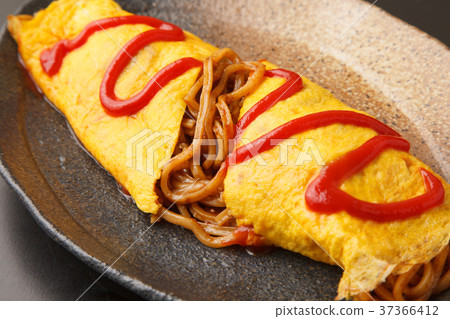 Fried noodle omelet Fried noodle omelet 37366412