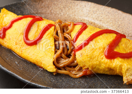 Fried noodle omelet 37366413