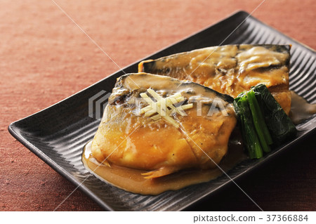 用鯖魚燜鯖魚 用鯖魚燜鯖魚 37366884