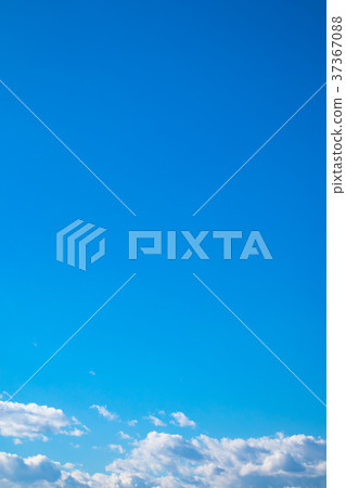 冬天天空秋天天空共同的天空和雲彩白色雲彩和藍天背景材料拷貝空間信件空間 冬天天空秋天天空共同的天空和雲彩白色雲彩和藍天背景材料拷貝空間信件空間 37367088