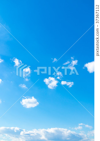冬天天空秋天天空共同的天空和雲彩白色雲彩和藍天背景材料拷貝空間信件空間 冬天天空秋天天空共同的天空和雲彩白色雲彩和藍天背景材料拷貝空間信件空間 37367112