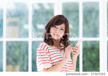 A young lady (a smartphone) 37367263