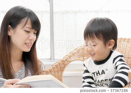 Toddlers and women who read picture books 37367286