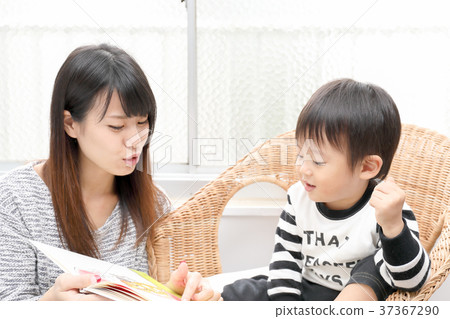 Toddlers and women who read picture books 37367290