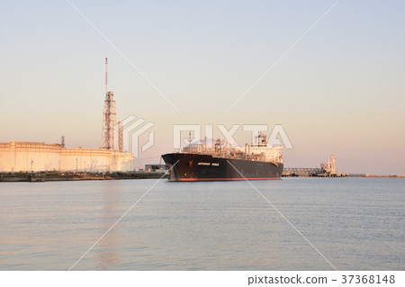 Dusk tanker and plant 37368148