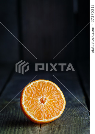 Ripe juicy mandarin Ripe juicy mandarin 37370312