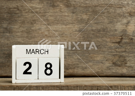 White block calendar present date 28 and March 37370511