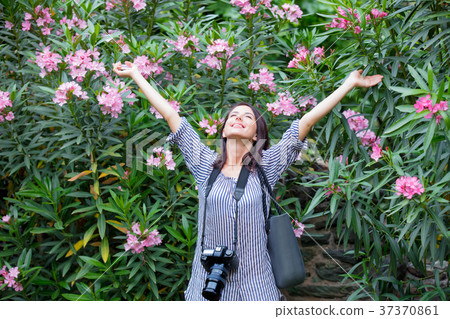 Young woman making image of flowers 37370861