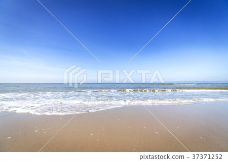 Beach in the summer with water coming in Beach in the summer with water coming in 37371252