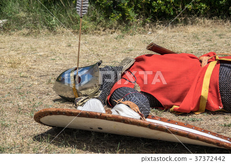 Medieval knight fallen in battle, with an arrow 37372442