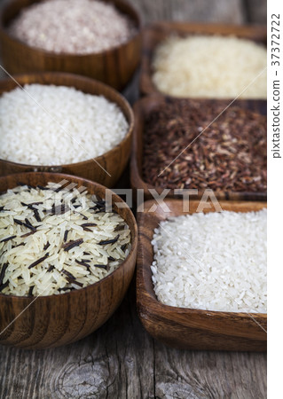 Six bowls with different varieties of rice 37372722