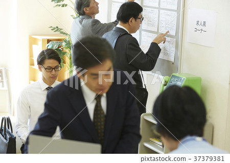 Senior man looking for employment Senior man looking for employment 37379381