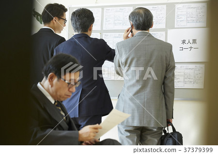 尋找就業的老人 37379399