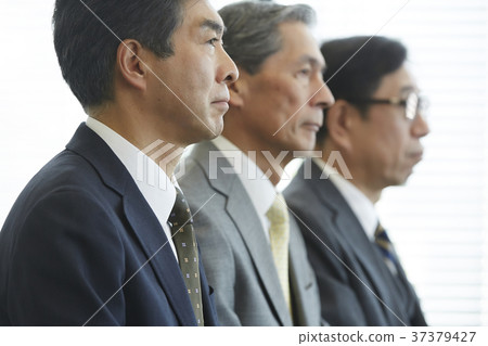 Senior man receiving an interview 37379427