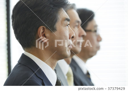 接受采訪的老人 37379429