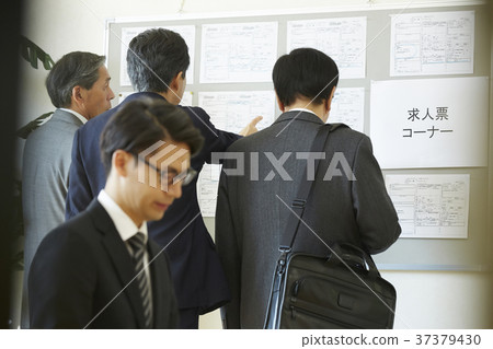 Senior man looking for employment Senior man looking for employment 37379430