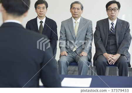 接受采訪的老人 接受采訪的老人 37379433