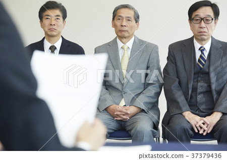 接受采訪的老人 37379436