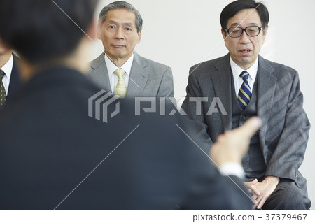 接受采訪的老人 接受采訪的老人 37379467