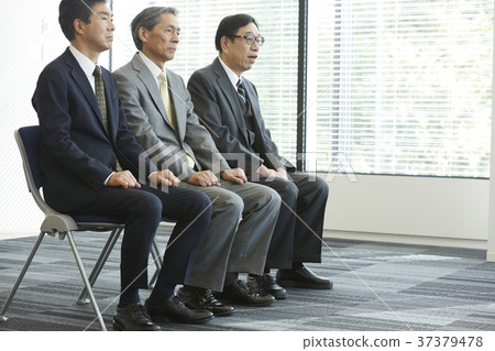 接受采訪的老人 接受采訪的老人 37379478